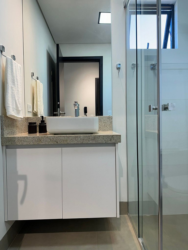 Studio 1301 com sacada, garagem e A/C