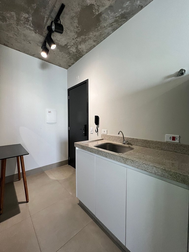 Studio 1301 com sacada, garagem e A/C