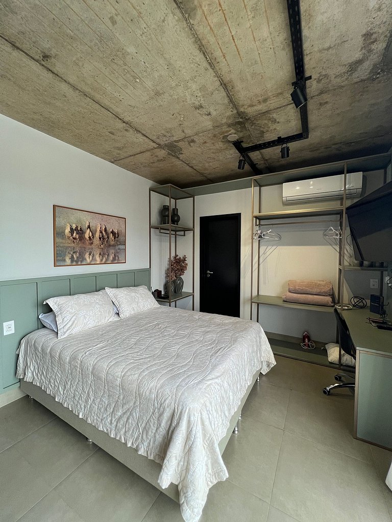 Studio 1402 com sacada, garagem e A/C