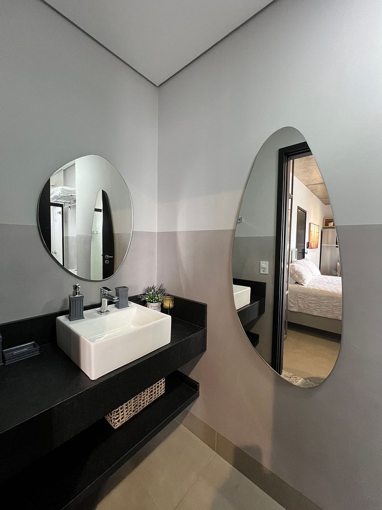 Studio 1402 com sacada, garagem e A/C