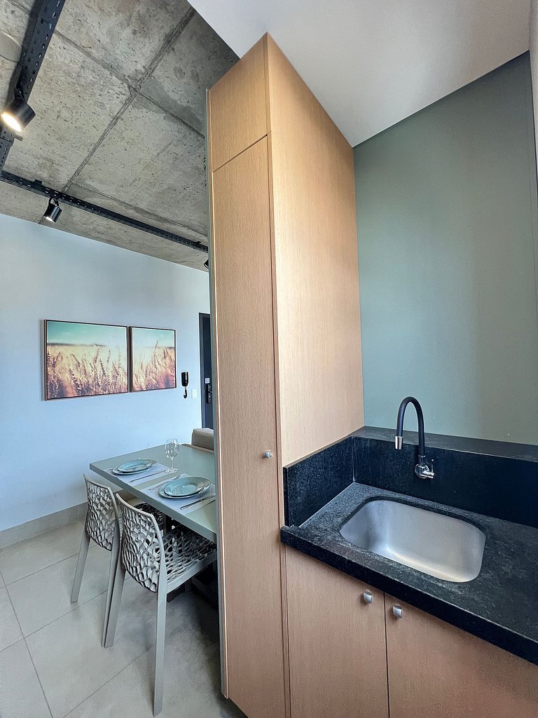 Studio 1402 com sacada, garagem e A/C