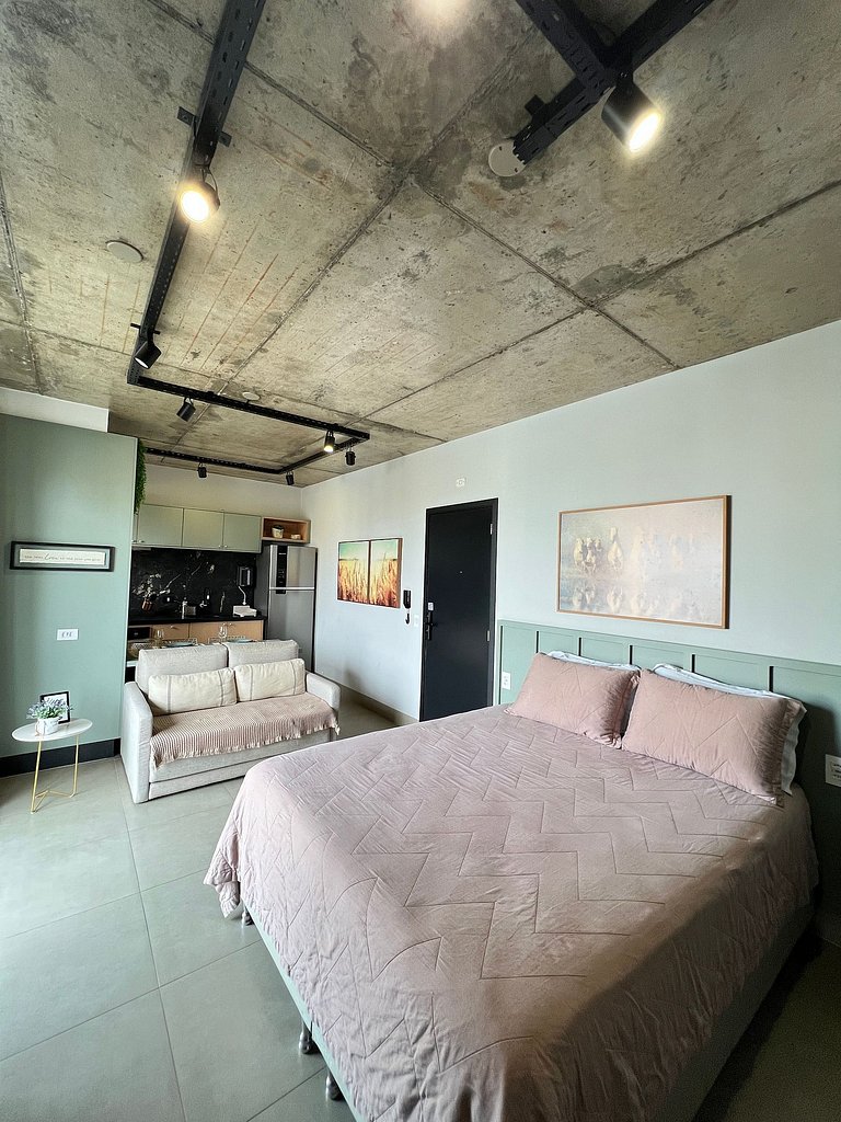 Studio 1402 com sacada, garagem e A/C