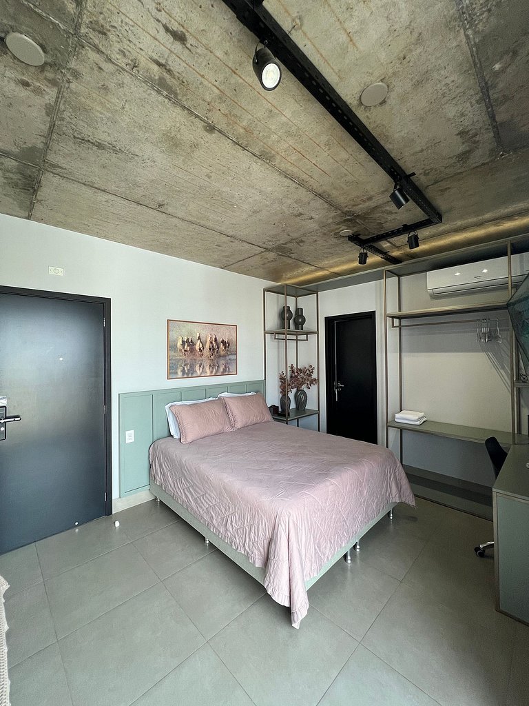 Studio 1402 com sacada, garagem e A/C