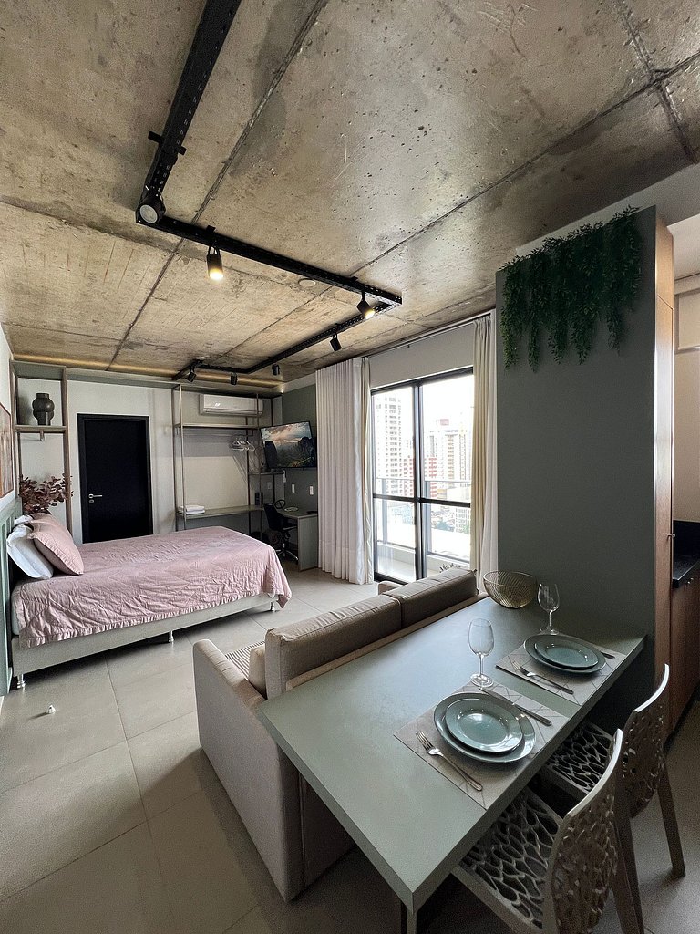 Studio 1402 com sacada, garagem e A/C