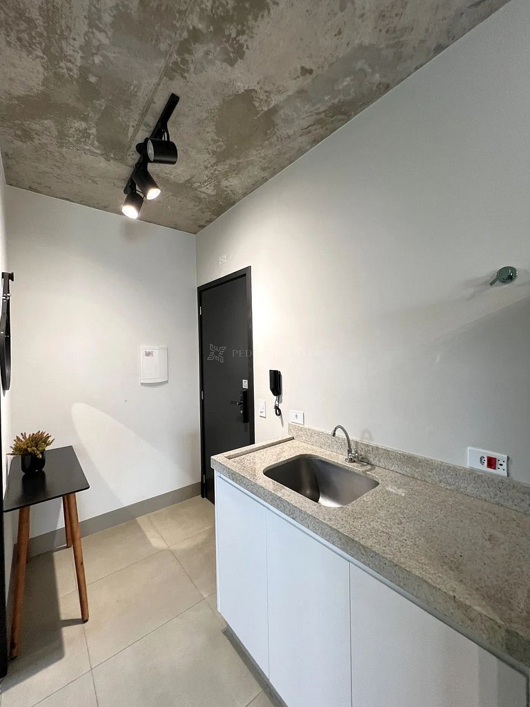 Studio 1301 com sacada, garagem e A/C