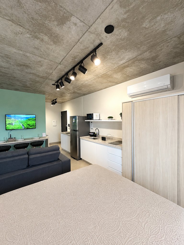 Studio 1301 com sacada, garagem e A/C